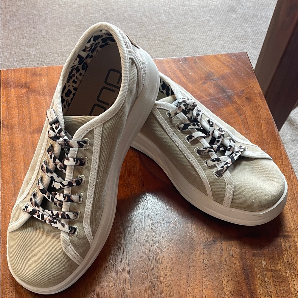 Hey Dude Karina Joy. Beige Sneakers with Leopard Print Laces